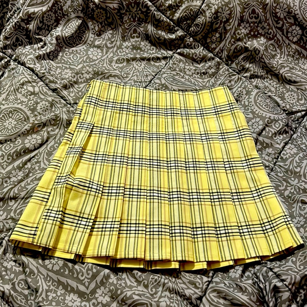 Yellow,checkered pattern skirt.